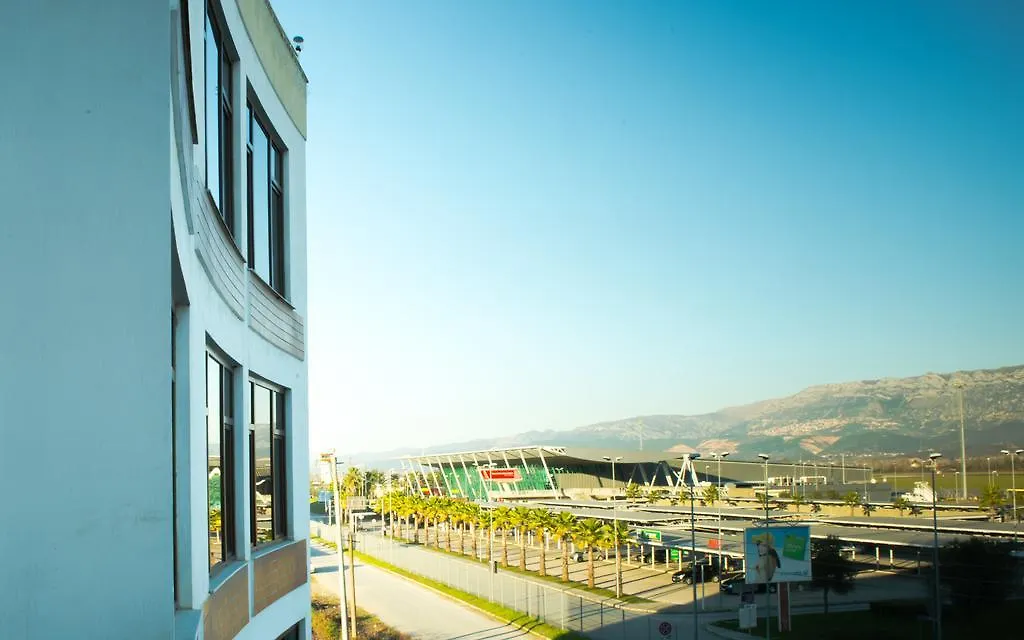 Hotel Airport Tirana Rinas 4*,