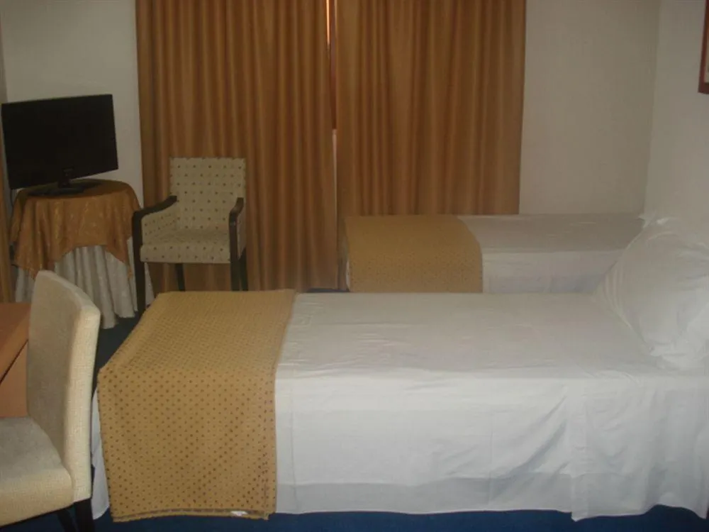 Hotel Airport Tirana Rinas 4*,